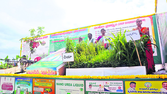 ఆకట్టుకున్న శకటాల ప్రదర్శన1