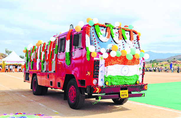 ఆకట్టుకున్న శకటాల ప్రదర్శన4