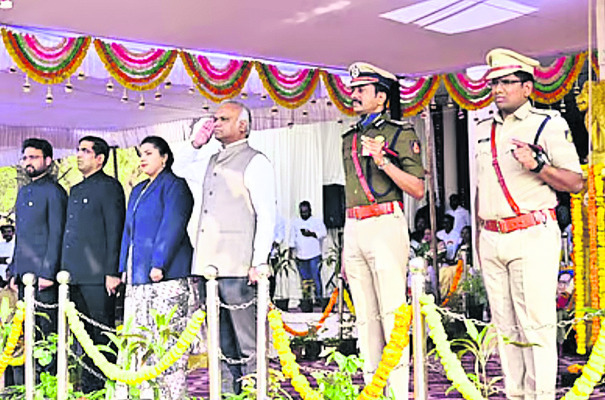 మహాత్మా గాంధీ పేరు తొలగింపు తగదు 3