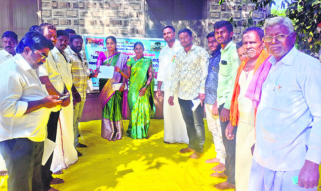 మహాత్మా గాంధీ పేరు తొలగింపు తగదు 1