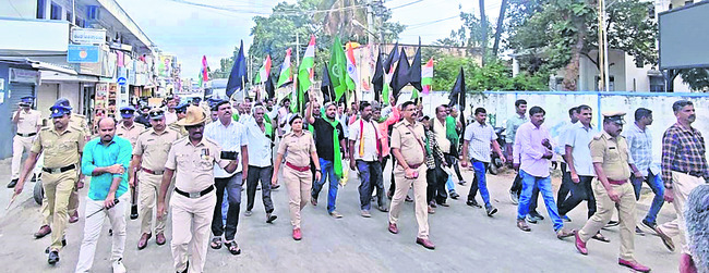 లక్కుండి నిధుల తల్లి,  కుమారునికి సన్మానం 1