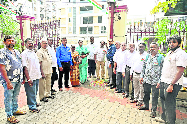 మువ్వన్నెల జెండా రెపరెపలు4