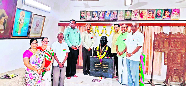 మువ్వన్నెల జెండా రెపరెపలు3