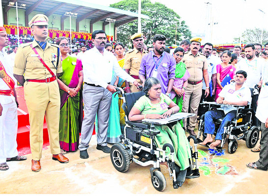 మువ్వన్నెల జెండా రెపరెపలు5