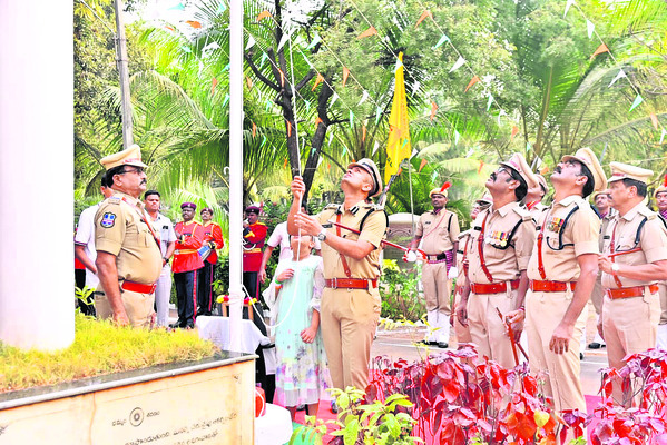 జిల్లా సమగ్రాభివృద్ధికి పెద్దపీట 5