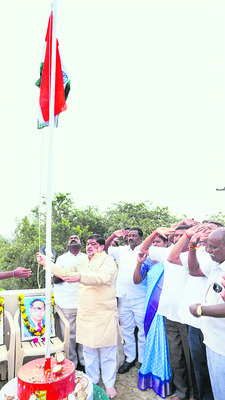 జెండావిష్కరణ చేసిన మంత్రి పొన్నం1