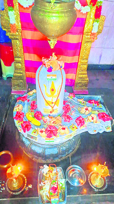 శ్రీఉమామహేశ్వరుడికి జాతీయజెండా అలంకరణ1