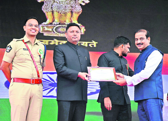 ● ఉత్తమ సేవకు ప్రశంస3