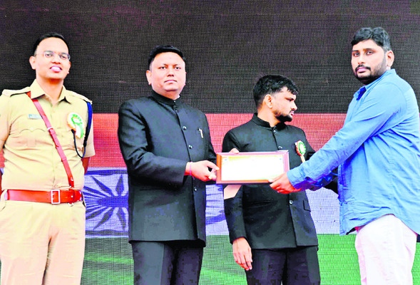 ● ఉత్తమ సేవకు ప్రశంస11