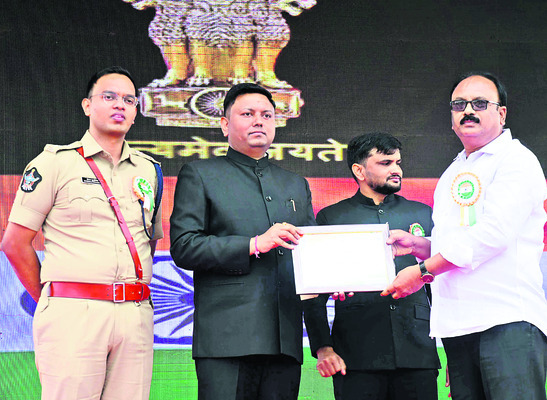 ● ఉత్తమ సేవకు ప్రశంస4