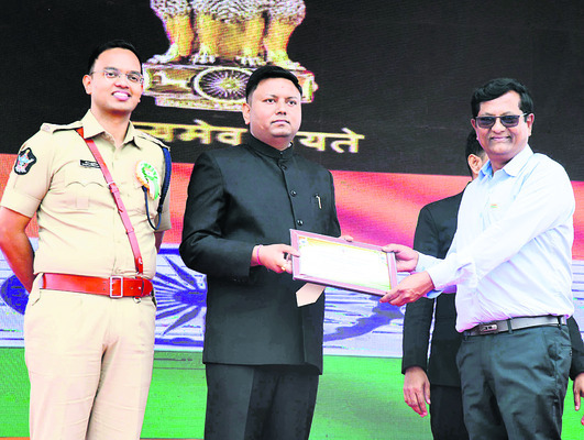 ● ఉత్తమ సేవకు ప్రశంస8