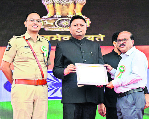 ● ఉత్తమ సేవకు ప్రశంస12