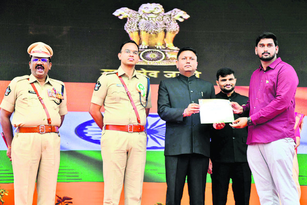 ● ఉత్తమ సేవకు ప్రశంస10