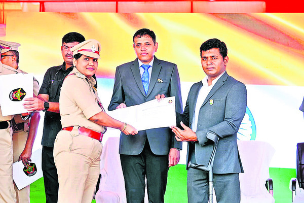 చెరువులో జారిపడి వ్యక్తి మృతి 1