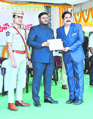 ఉత్తమ సేవలకు పురస్కారాలు1