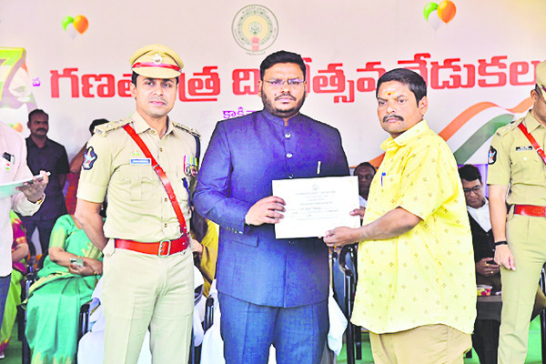 ఉత్తమ సేవలకు పురస్కారాలు3