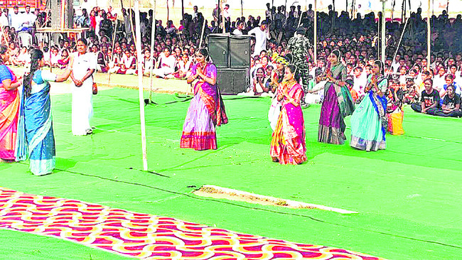 సైగలతో నృత్యం చేసి..పియానో వాయించి1