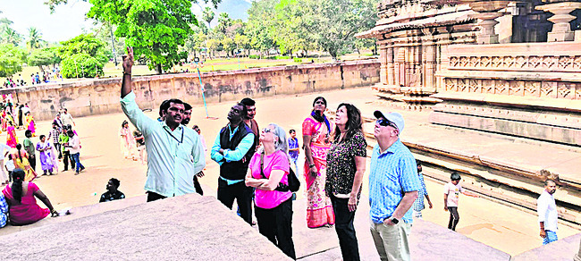 రామప్పలో భక్తుల రద్దీ
1