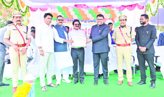 ఉత్తమ సేవలకు పురస్కారం 
3