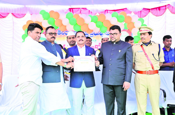 ఉత్తమ సేవలకు పురస్కారం 
5