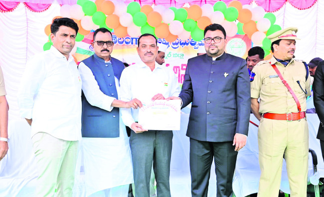 ఉత్తమ సేవలకు పురస్కారం 
4