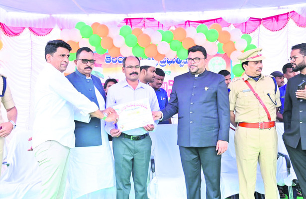 ఉత్తమ సేవలకు పురస్కారం 
2