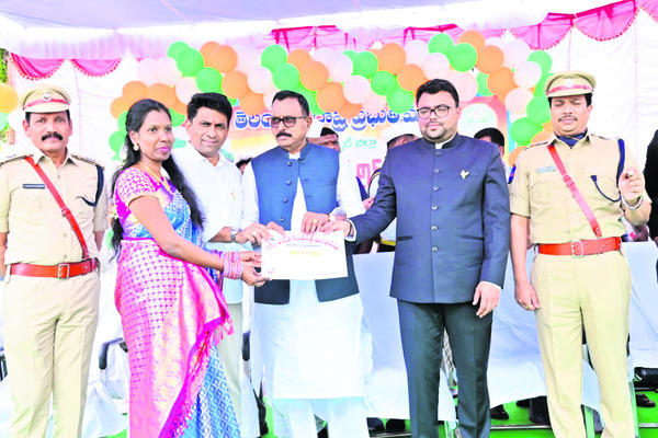 ఉత్తమ సేవలకు పురస్కారం 
9