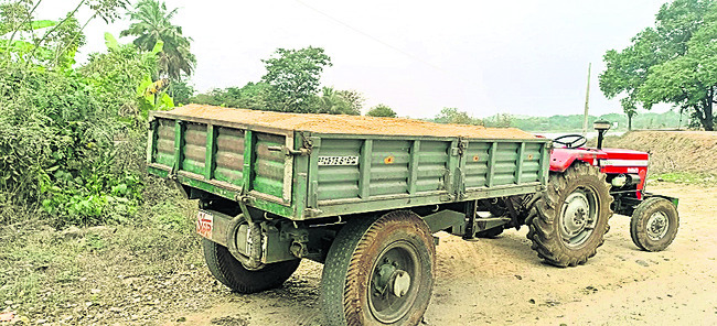 బెల్ట్‌ షాప్‌పై దాడి 
1