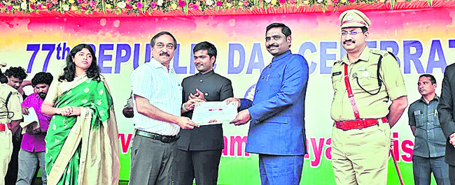 సేవలకు గుర్తింపు16