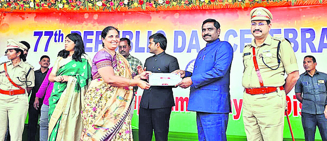 సేవలకు గుర్తింపు15