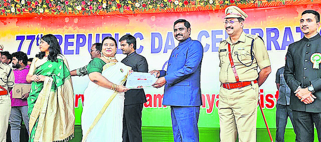 సేవలకు గుర్తింపు13