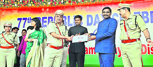 సేవలకు గుర్తింపు12