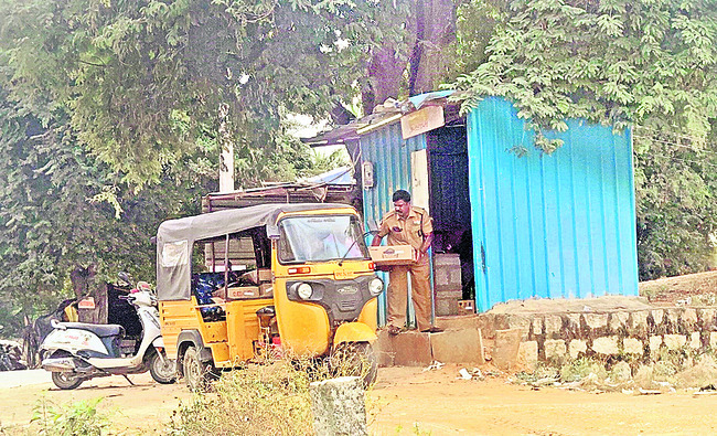 బెల్ట్‌ షాప్‌పై దాడి 
2