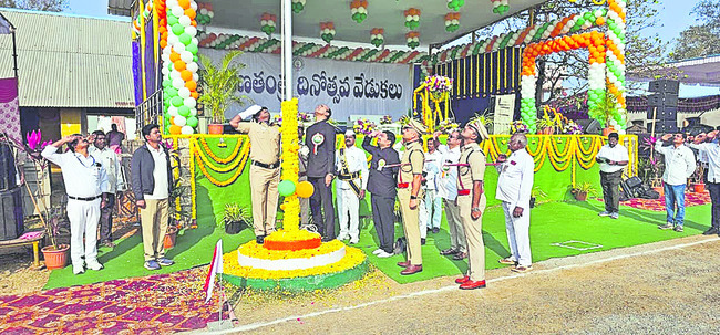 సగర్వంగా.. ఎగిరింది తిరంగా.. 1