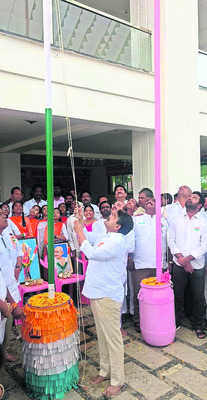 పార్టీ ఆఫీస్‌లలో మువ్వన్నెల రెపరెపలు3