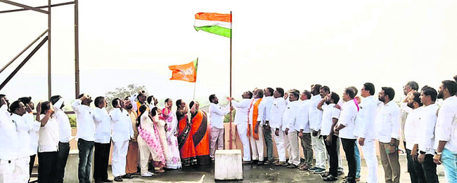 పార్టీ ఆఫీస్‌లలో మువ్వన్నెల రెపరెపలు1