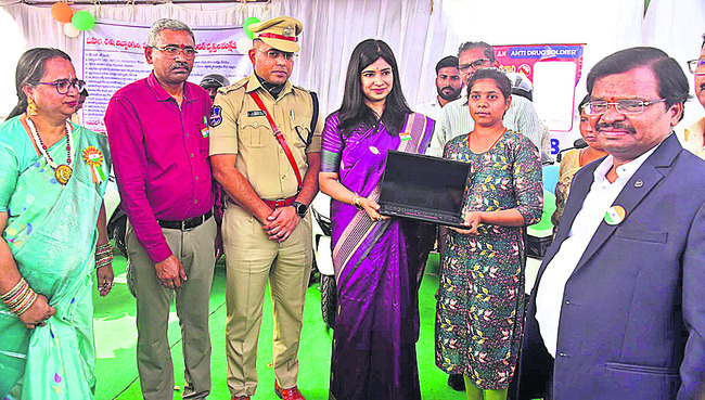 దివ్యాంగులకు స్కూటీలు1