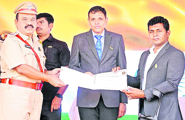 సత్కారం.. రుణసాయం 
7