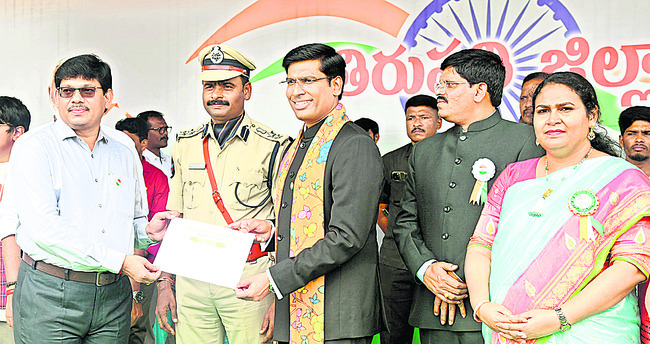 సత్కారం.. రుణసాయం 
5