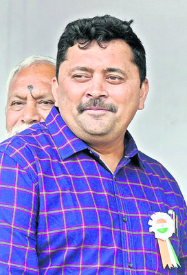 సత్కారం.. రుణసాయం 
14