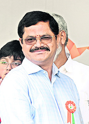 సత్కారం.. రుణసాయం 
13