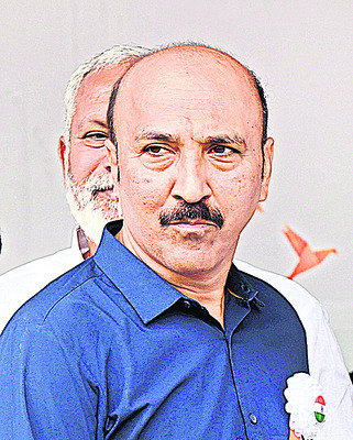 సత్కారం.. రుణసాయం 
11