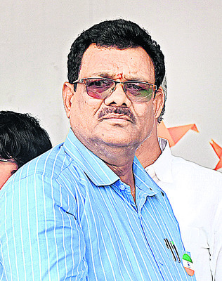 సత్కారం.. రుణసాయం 
12