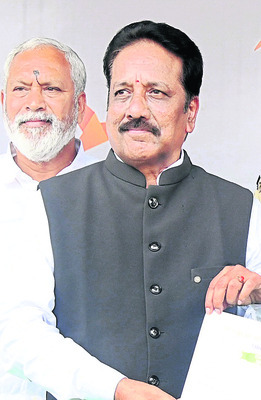 సత్కారం.. రుణసాయం 
17