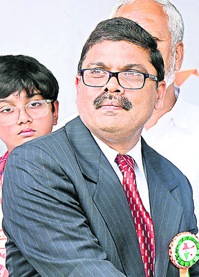 సత్కారం.. రుణసాయం 
18