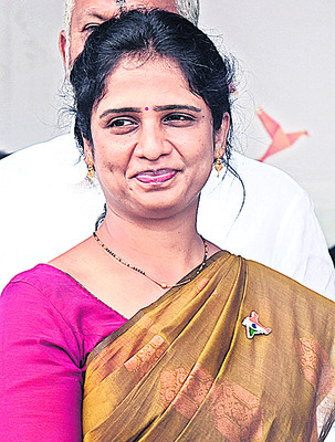 సత్కారం.. రుణసాయం 
19