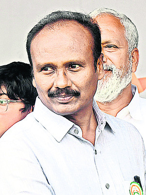 సత్కారం.. రుణసాయం 
9