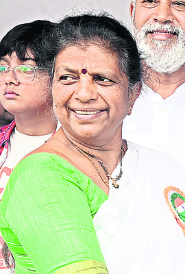 సత్కారం.. రుణసాయం 
8