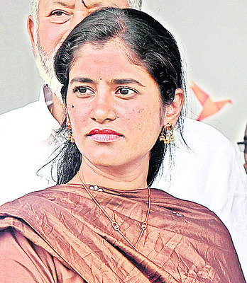 సత్కారం.. రుణసాయం 
16