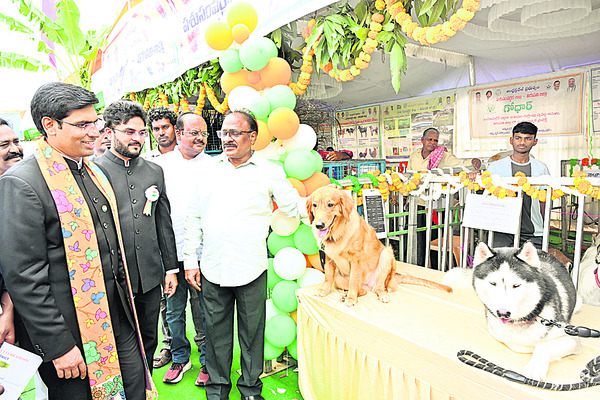 సత్కారం.. రుణసాయం 
4